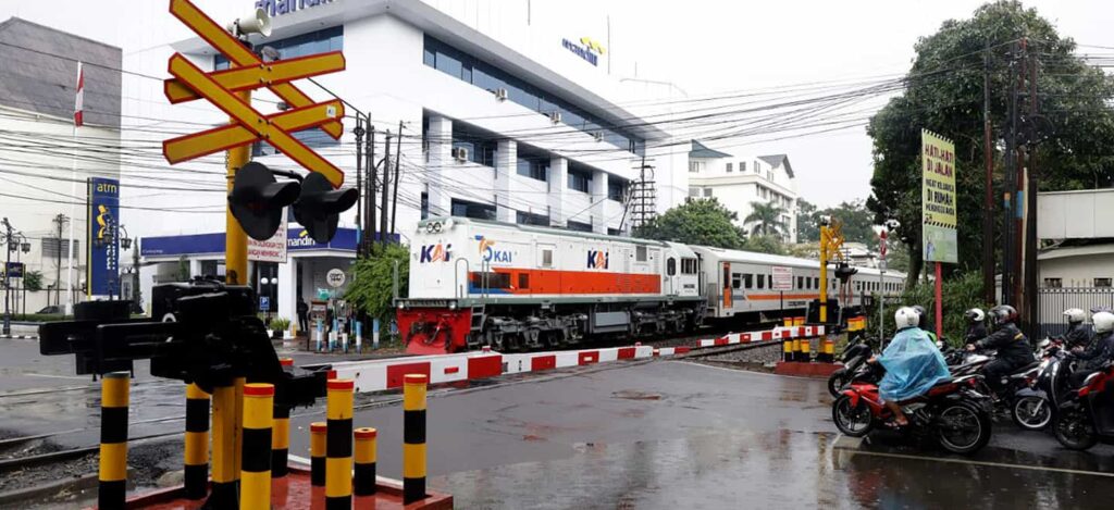 Hukum Buat Pengemudi Mobil yang Menerobos Perlintasan Kereta Api